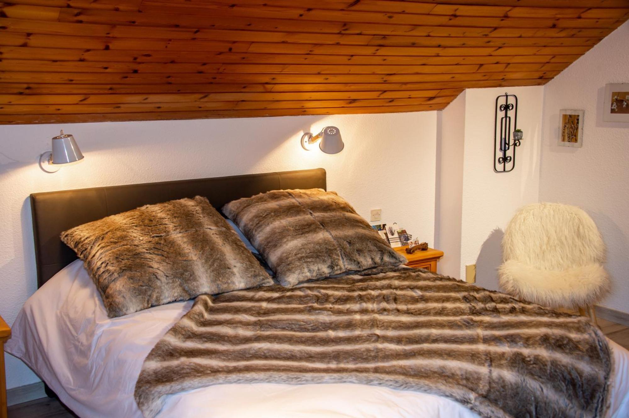 "La Combe Fleurie" Appartements & Chambres Saint-Bonnet-en-Champsaur Quarto foto